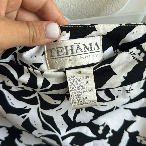 Tehama Black & White Floral Golf Skort - Size 10 - Picture 3 of 13
